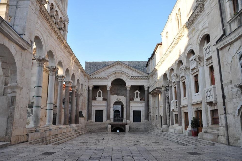 undefined Get Split Luxury Apartment 5