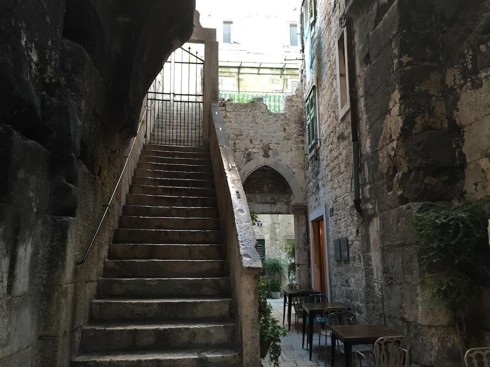 undefined Get Split Luxury Apartment 2