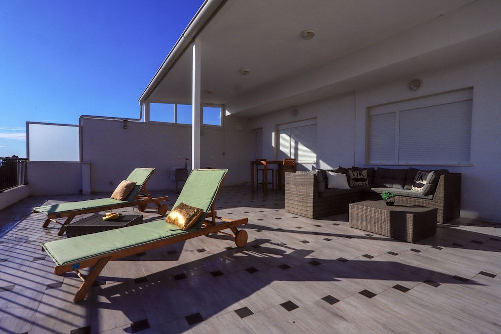 Villa Zvonko Deluxe Apartment, 2 Bedrooms, Hot Tub, Sea View 2