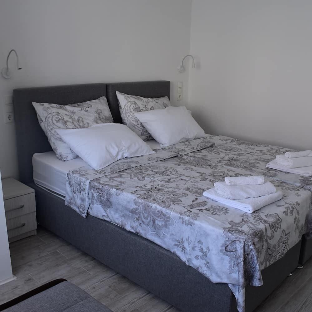 Villa Zvonko Luxury Double Room, 1 King Bed, Non Smoking, Courtyard View (4)