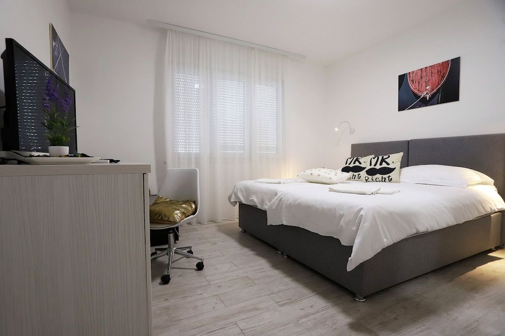 Villa Zvonko Luxury Double Room, 1 King Bed, Non Smoking, Courtyard View (4) 2