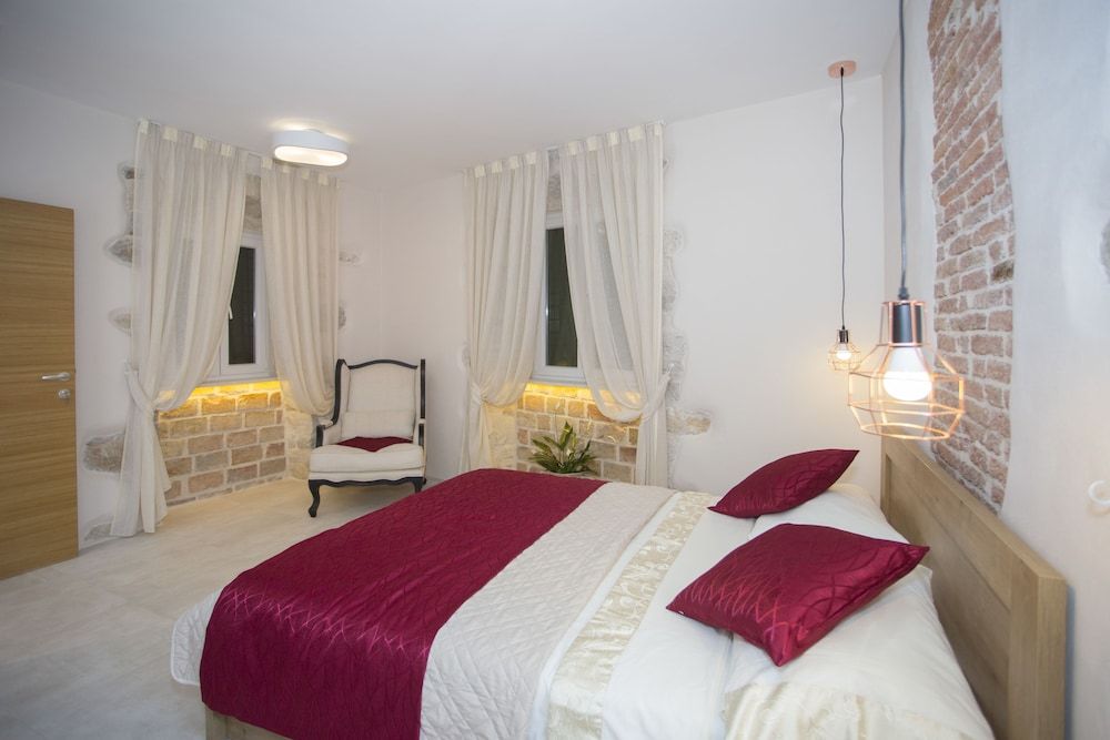 Situs Residence Deluxe Double Room 9