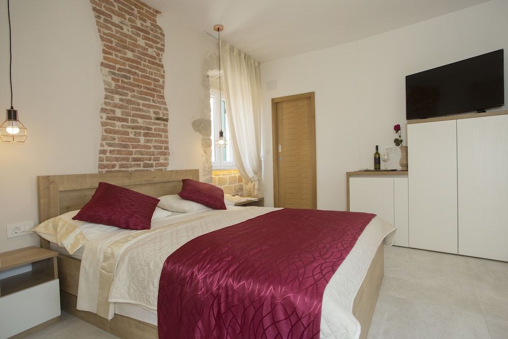 Situs Residence Deluxe Double Room 7