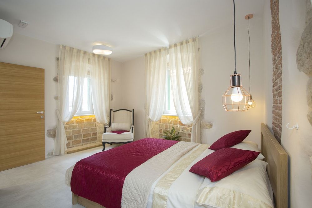 Situs Residence Deluxe Double Room 6