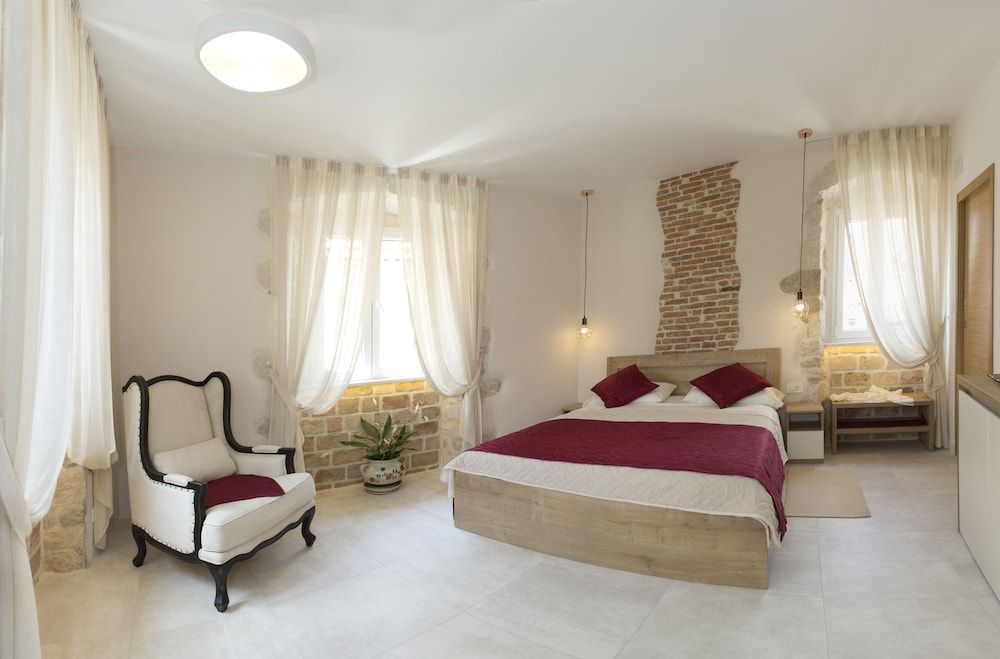 Situs Residence Deluxe Double Room 4