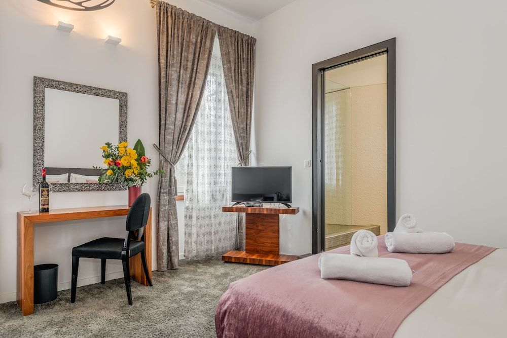 undefined Starlight Luxury Suites 10