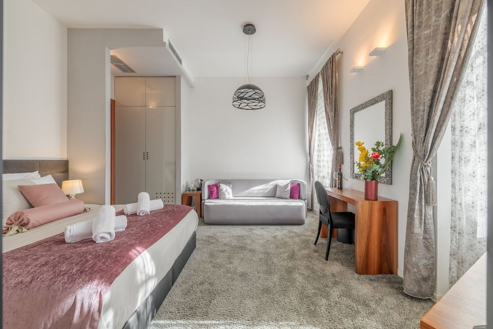 undefined Starlight Luxury Suites 8