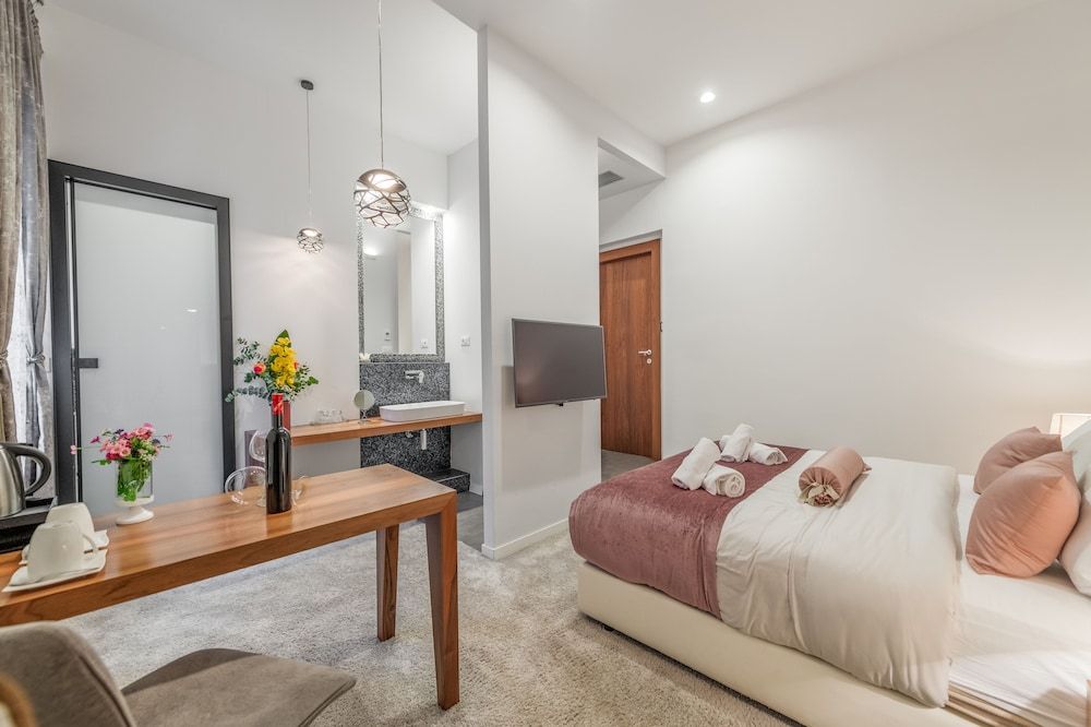 Starlight Luxury Suites Serenity Room 4