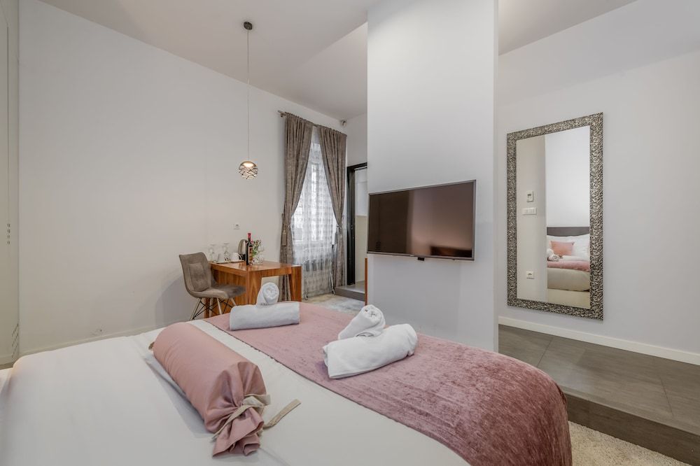 Starlight Luxury Suites Serenity Room 4