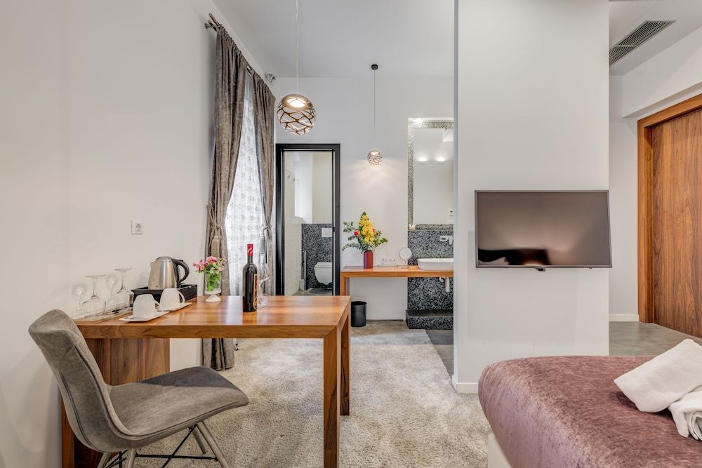 Starlight Luxury Suites Serenity Room 10