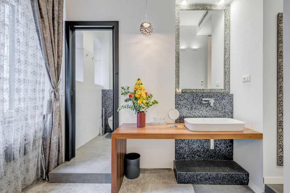 Starlight Luxury Suites Serenity Room 7