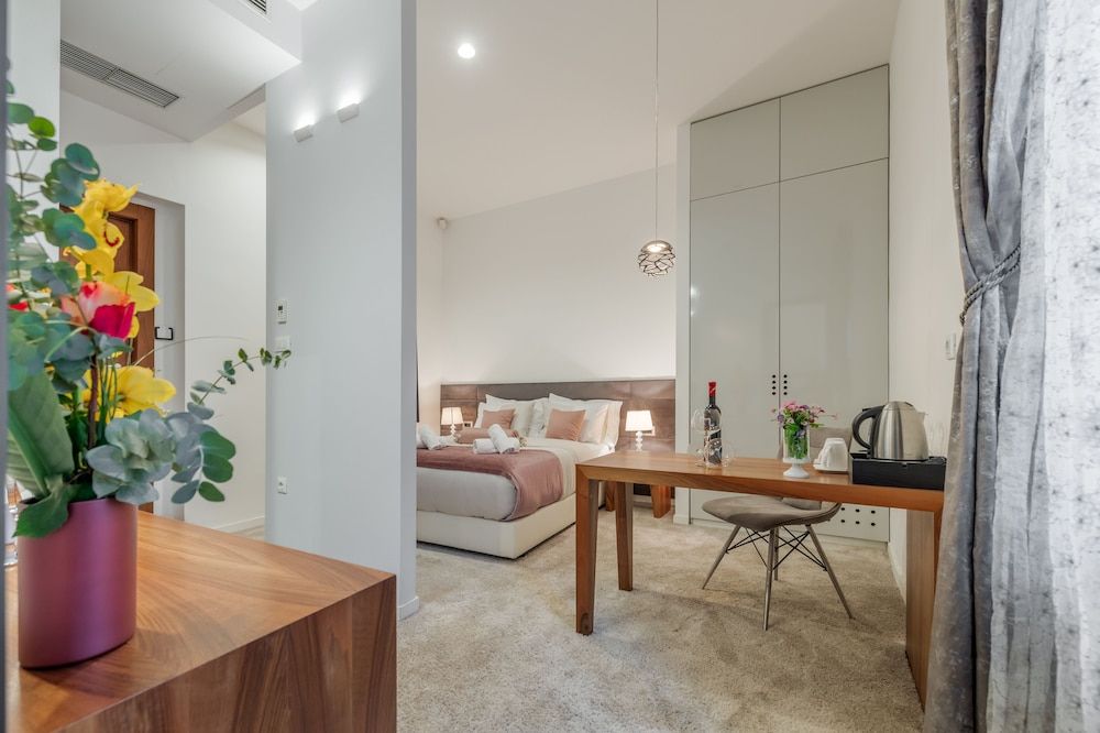 Starlight Luxury Suites Serenity Room 12