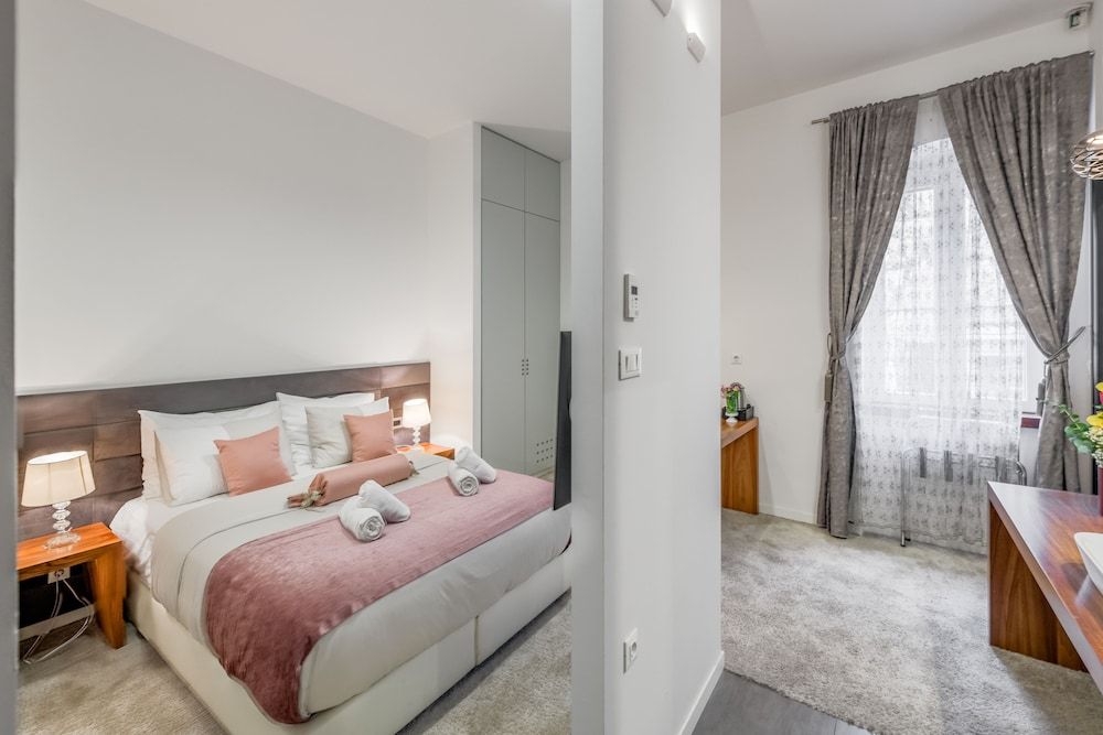 Starlight Luxury Suites Serenity Room 6