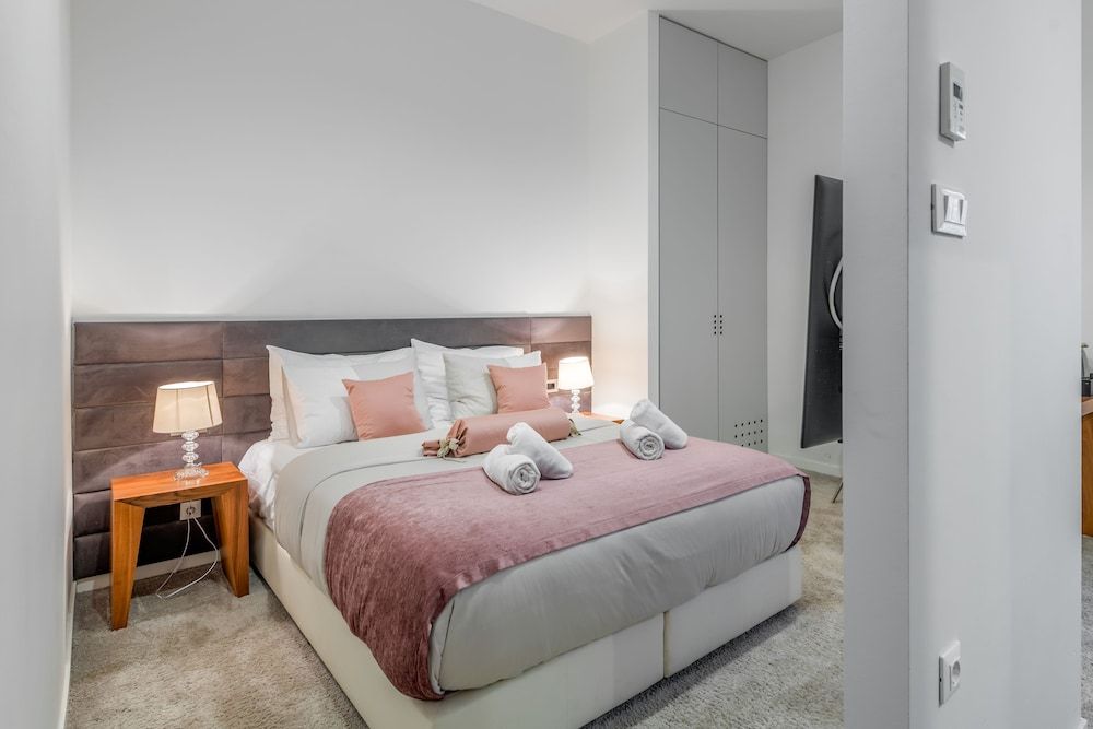 Starlight Luxury Suites Serenity Room