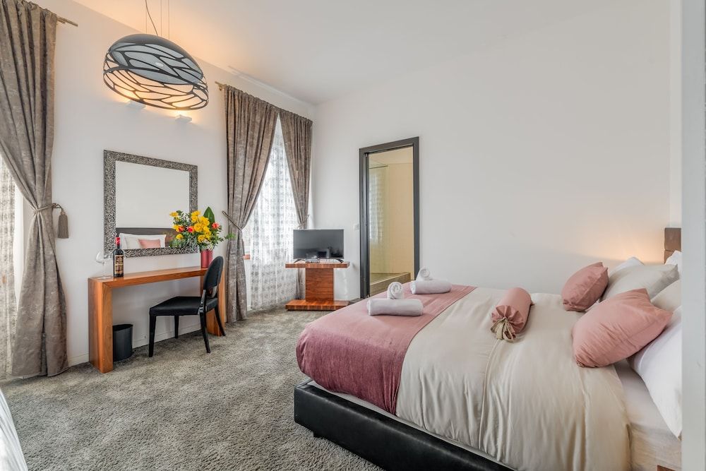 undefined Starlight Luxury Suites 7