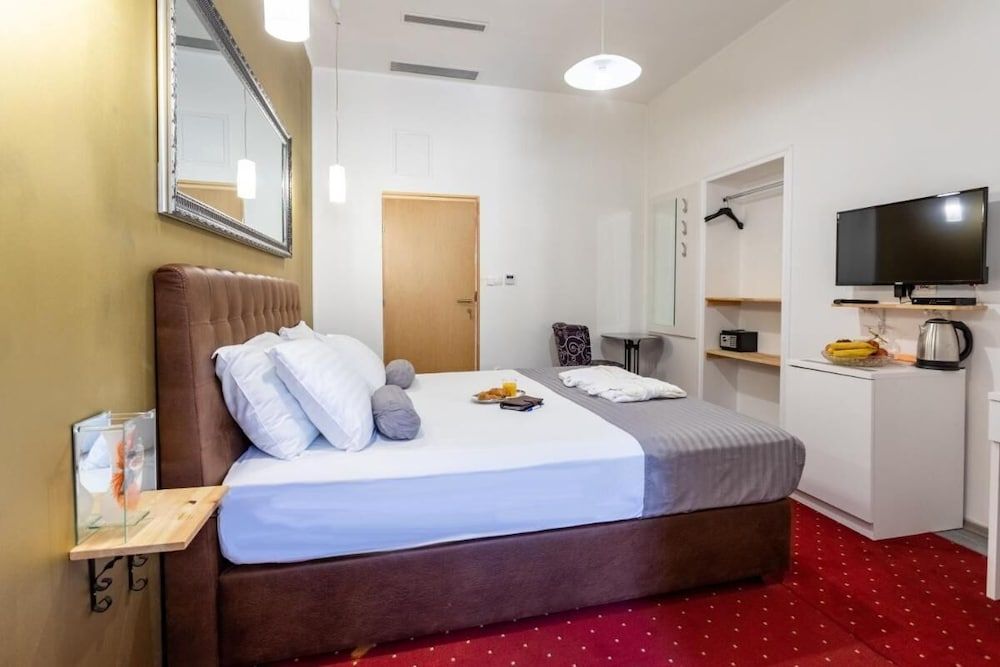 undefined Spacious Deluxe Room - Hotel Rose 7