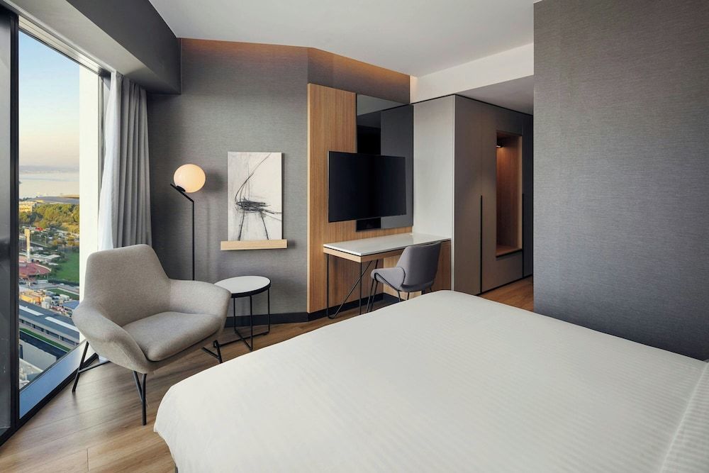 AC Hotel by Marriott Split Standard Room, 1 King Bed, Non Smoking, Sea View 4