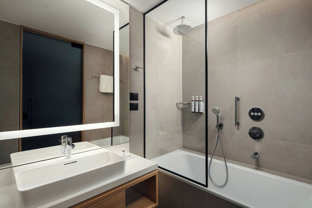 AC Hotel by Marriott Split Standard Room, 1 King Bed, Non Smoking, Sea View 7