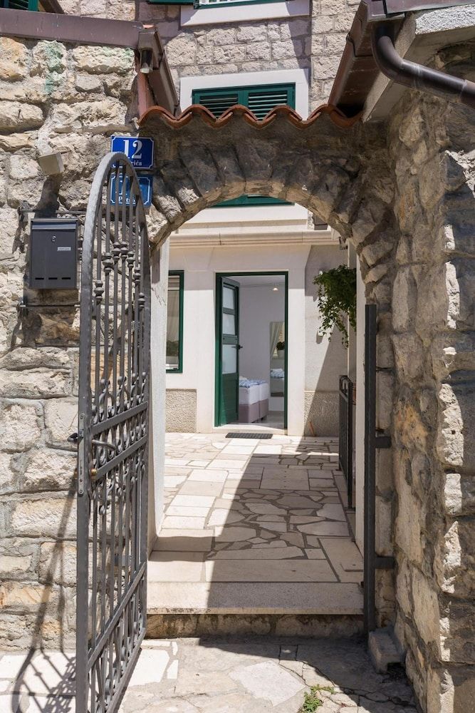 undefined Split Center Suites 6