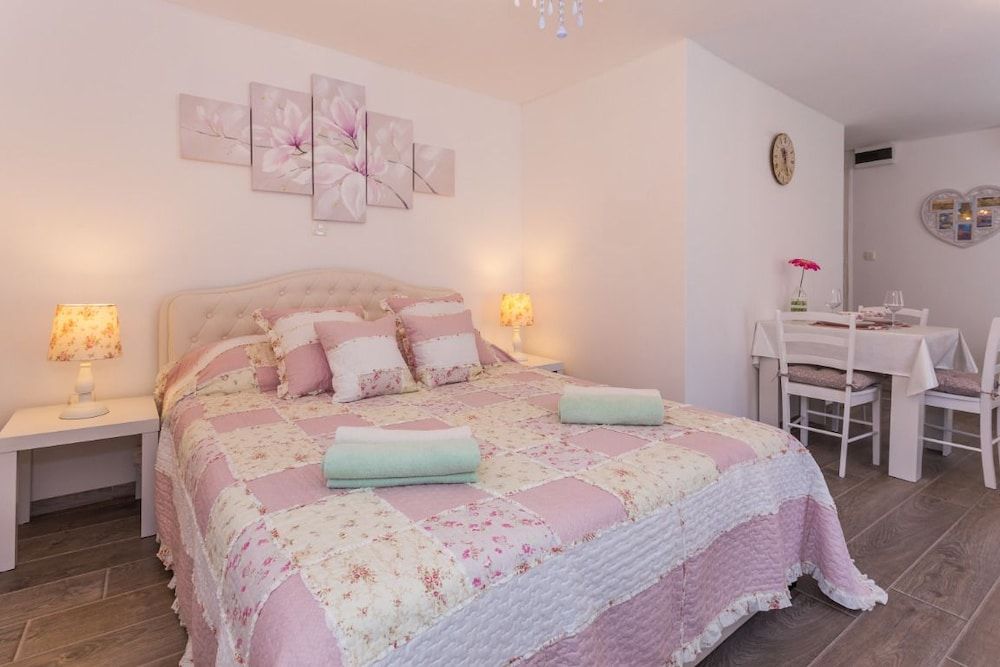 undefined Guesthouse Aleto 2