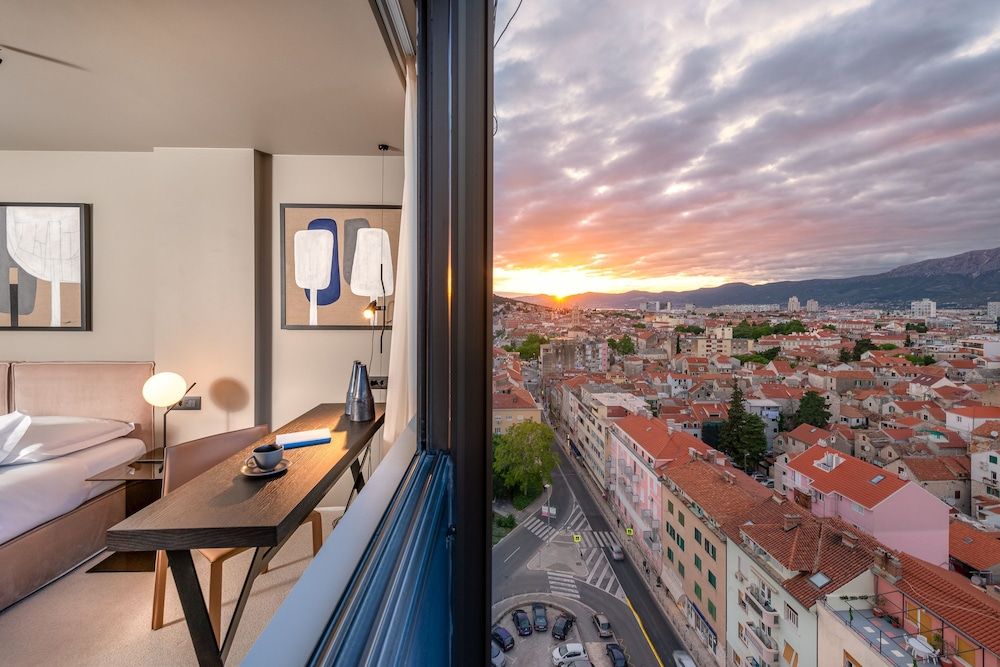 undefined Royal Suites Sky 8