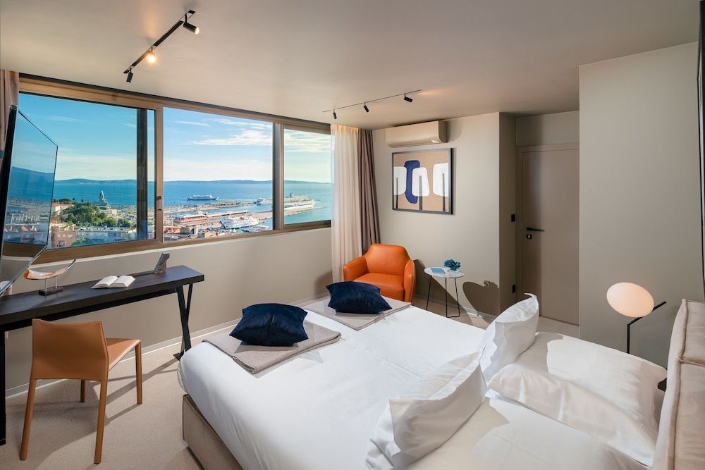 undefined Royal Suites Sky 3