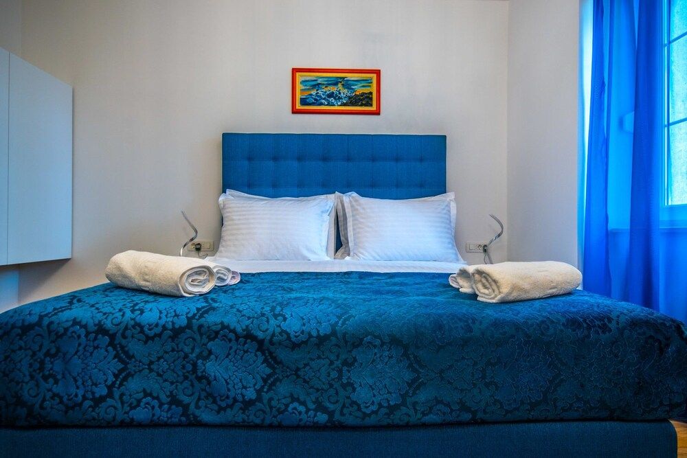 Center Luxury Rooms 3 Deluxe Triple Room, Private Bathroom (Room 6) 2