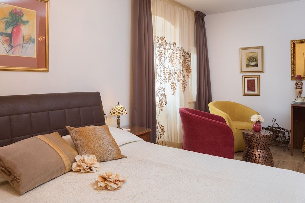 undefined Romantic Luxury Rooms 5