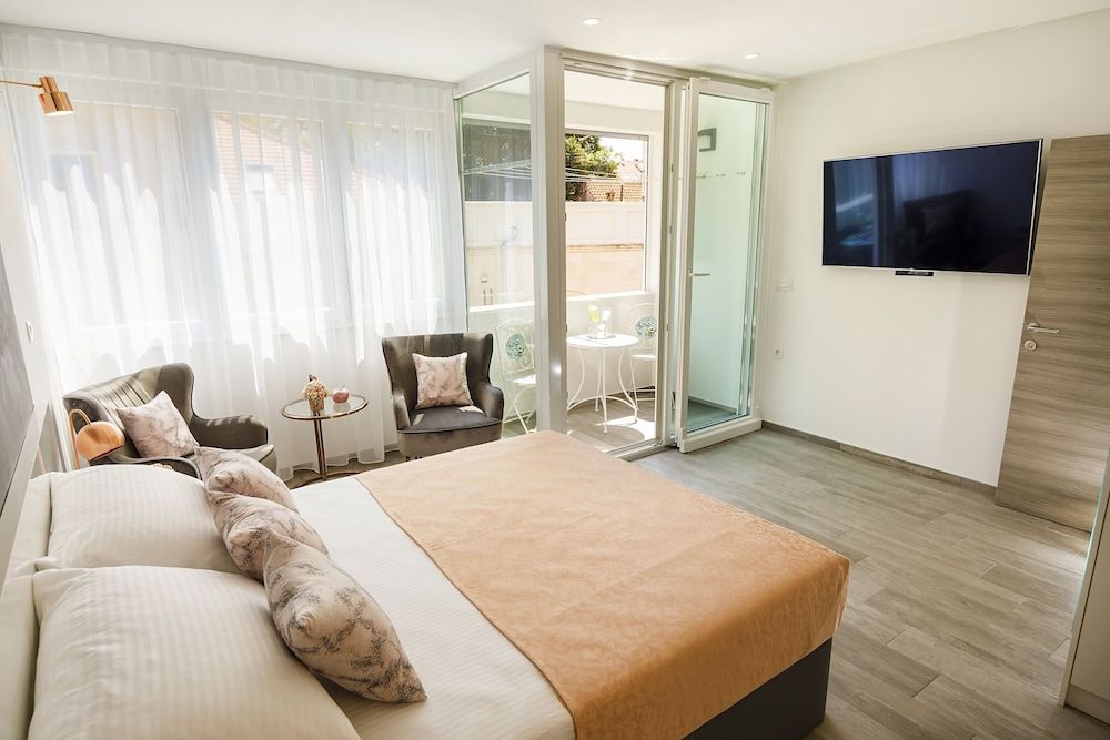 Rose Gold Rooms & Studio With Balcony Studio, Balcony 3