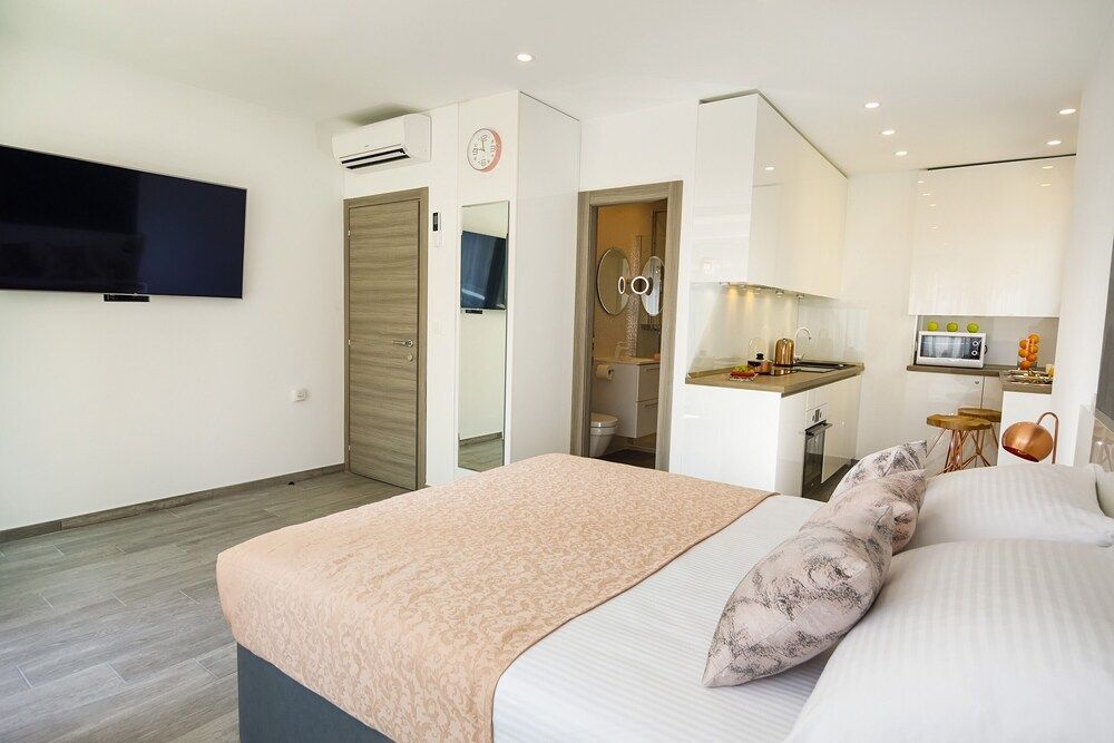 Rose Gold Rooms & Studio With Balcony Studio, Balcony 4