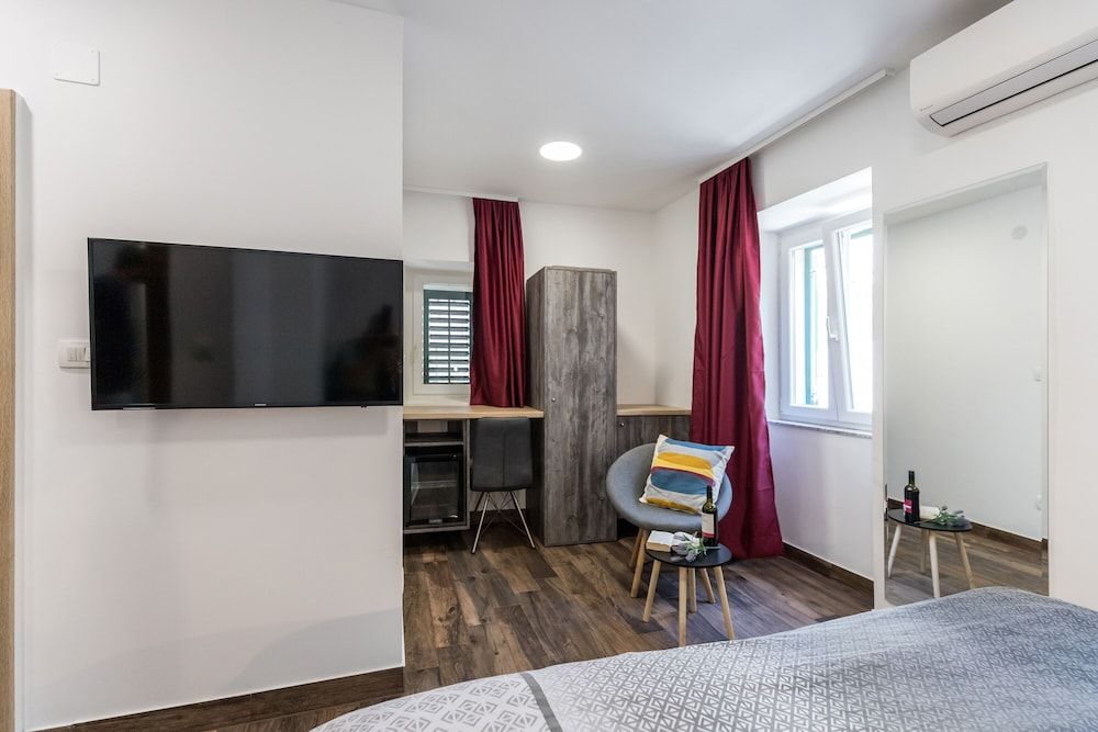 Apinelo Port Rooms Deluxe Double or Twin Room 5