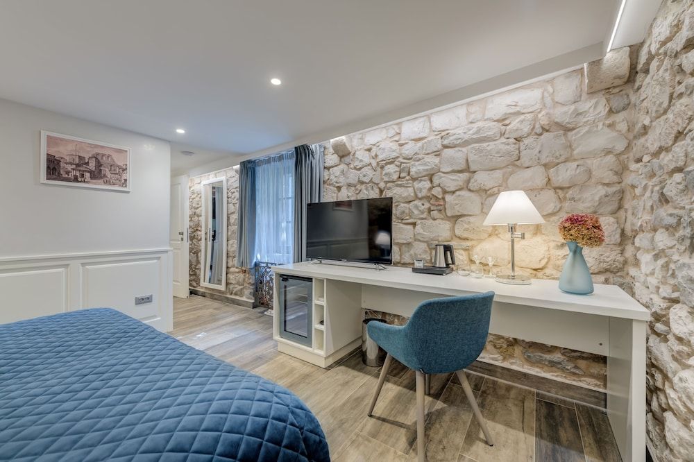 undefined Mint Luxury Rooms 7