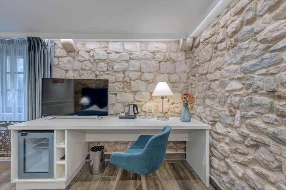 undefined Mint Luxury Rooms 8