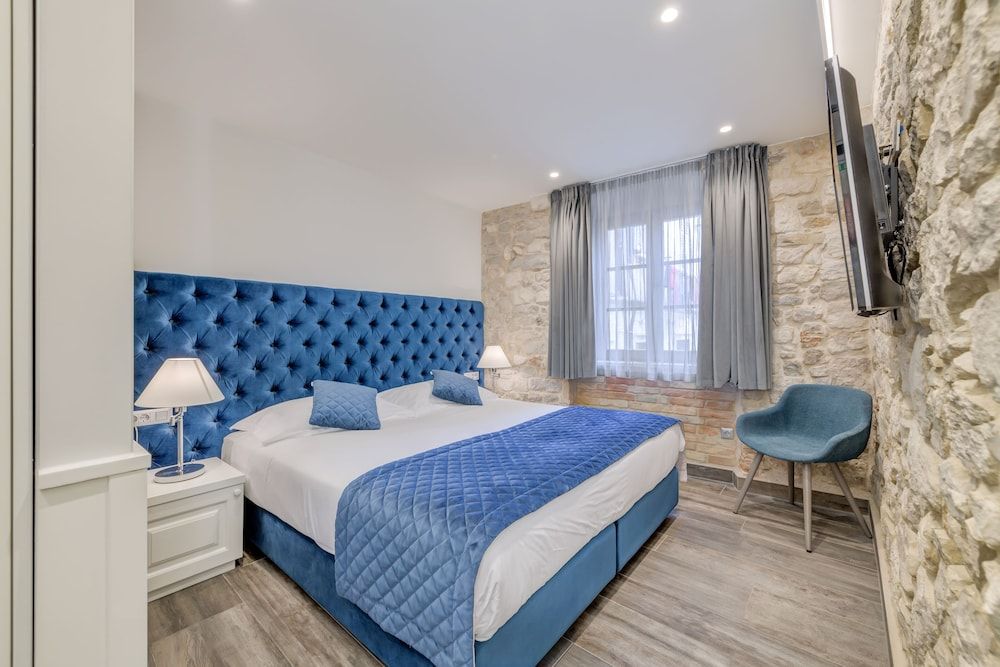 undefined Mint Luxury Rooms 2