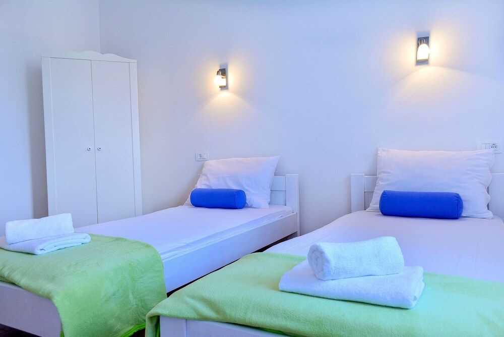 Golden B&B Standard Room, Partial Sea View 4