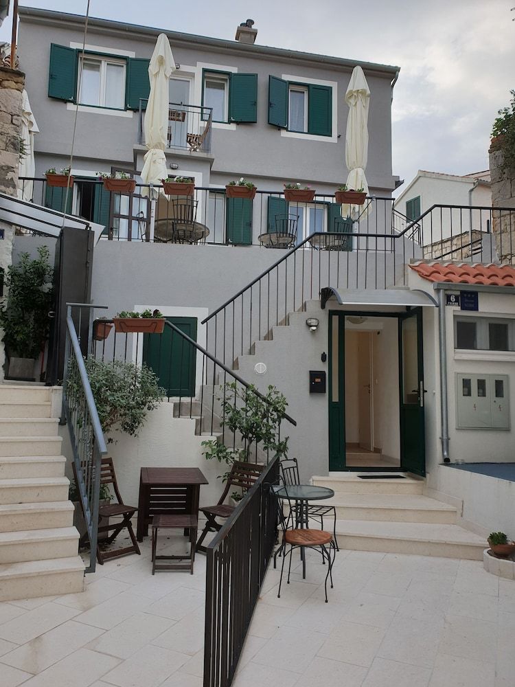 undefined Golden B&B 4