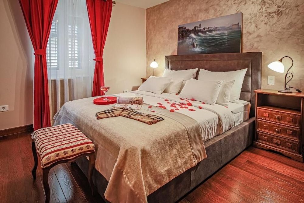 undefined Theatre Luxury Rooms 8