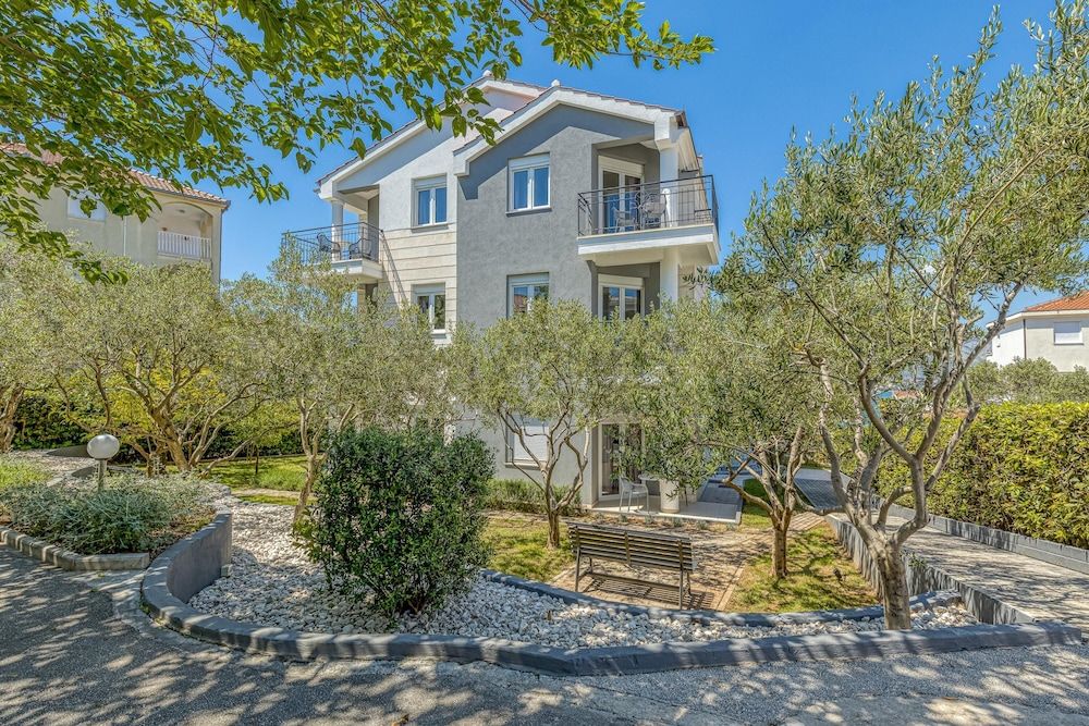 Apartment Ela 220m From the Beach