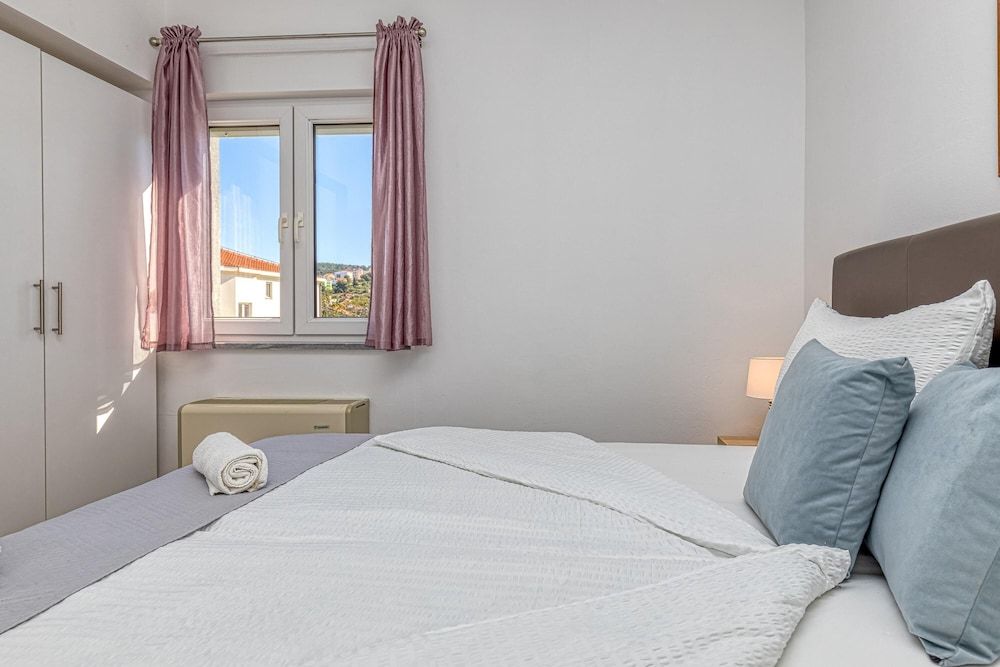 Apartment Ela 220m From the Beach