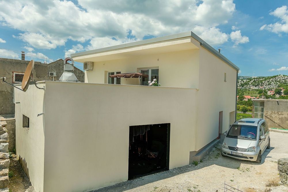 House Cattleya