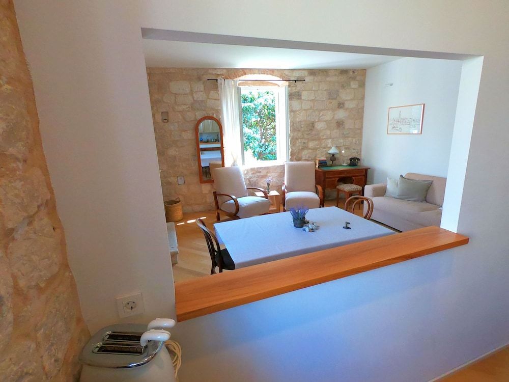 Historic Piazza House & Romantic Garden Apartment 10