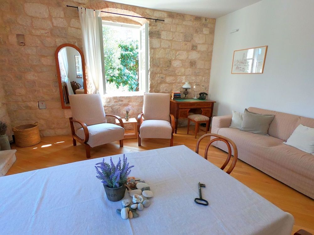 Historic Piazza House & Romantic Garden Apartment 13