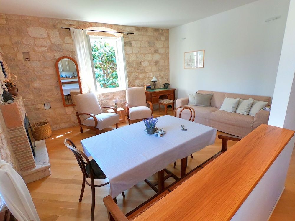 Historic Piazza House & Romantic Garden Apartment 11