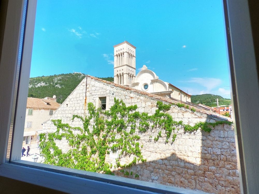 Historic Piazza House & Romantic Garden Apartment 23