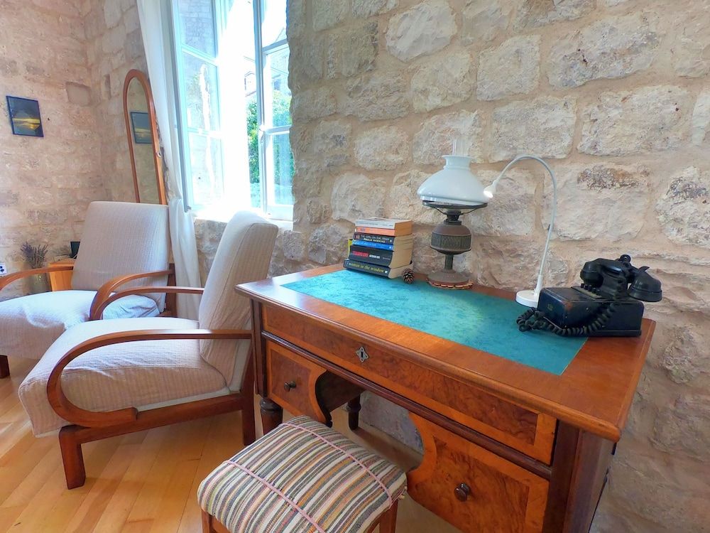 Historic Piazza House & Romantic Garden Apartment 15