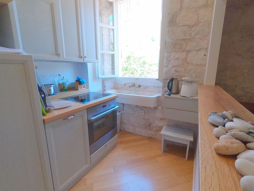 Historic Piazza House & Romantic Garden Apartment 12