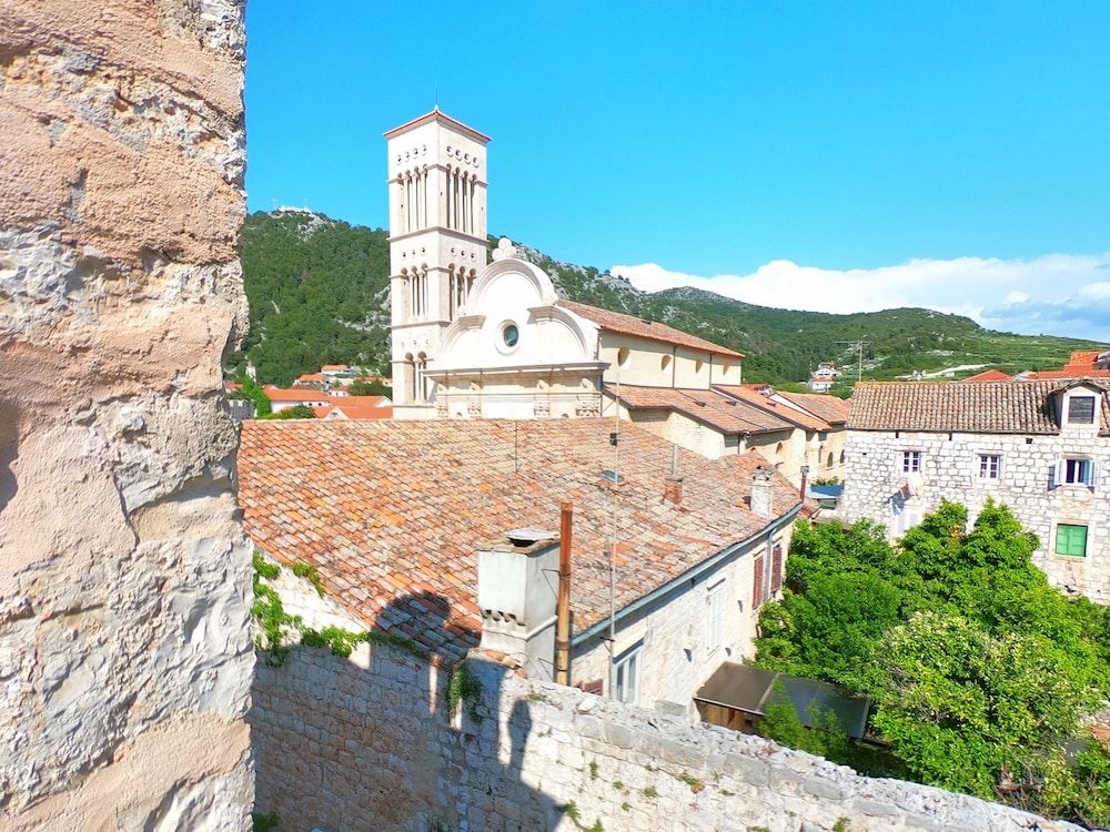 Historic Piazza House & Romantic Garden Apartment 24