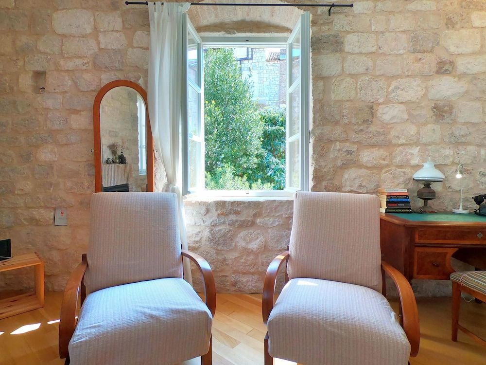 Historic Piazza House & Romantic Garden Apartment 14