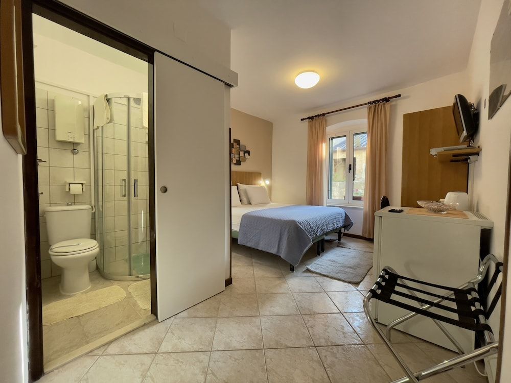 Rooms & Apartments Villa Town Gate Double or Twin Room, Non Smoking, City View 3