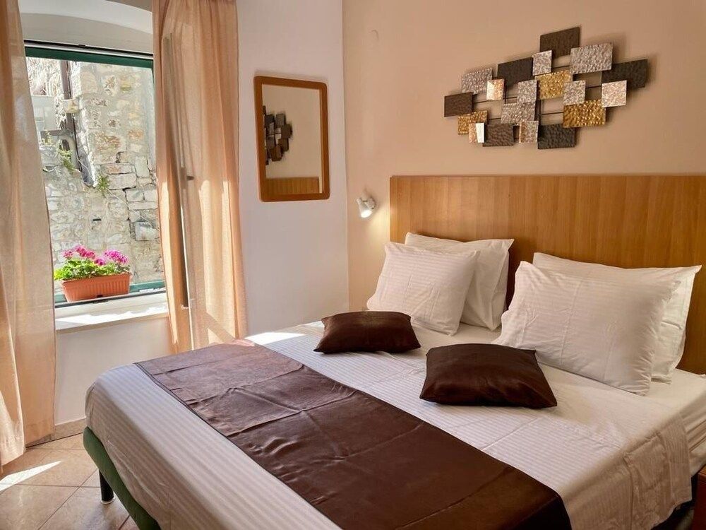 Rooms & Apartments Villa Town Gate Double Room 3